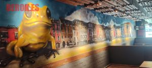 Mural Vic Graffiti Rana Croaks 300x100000